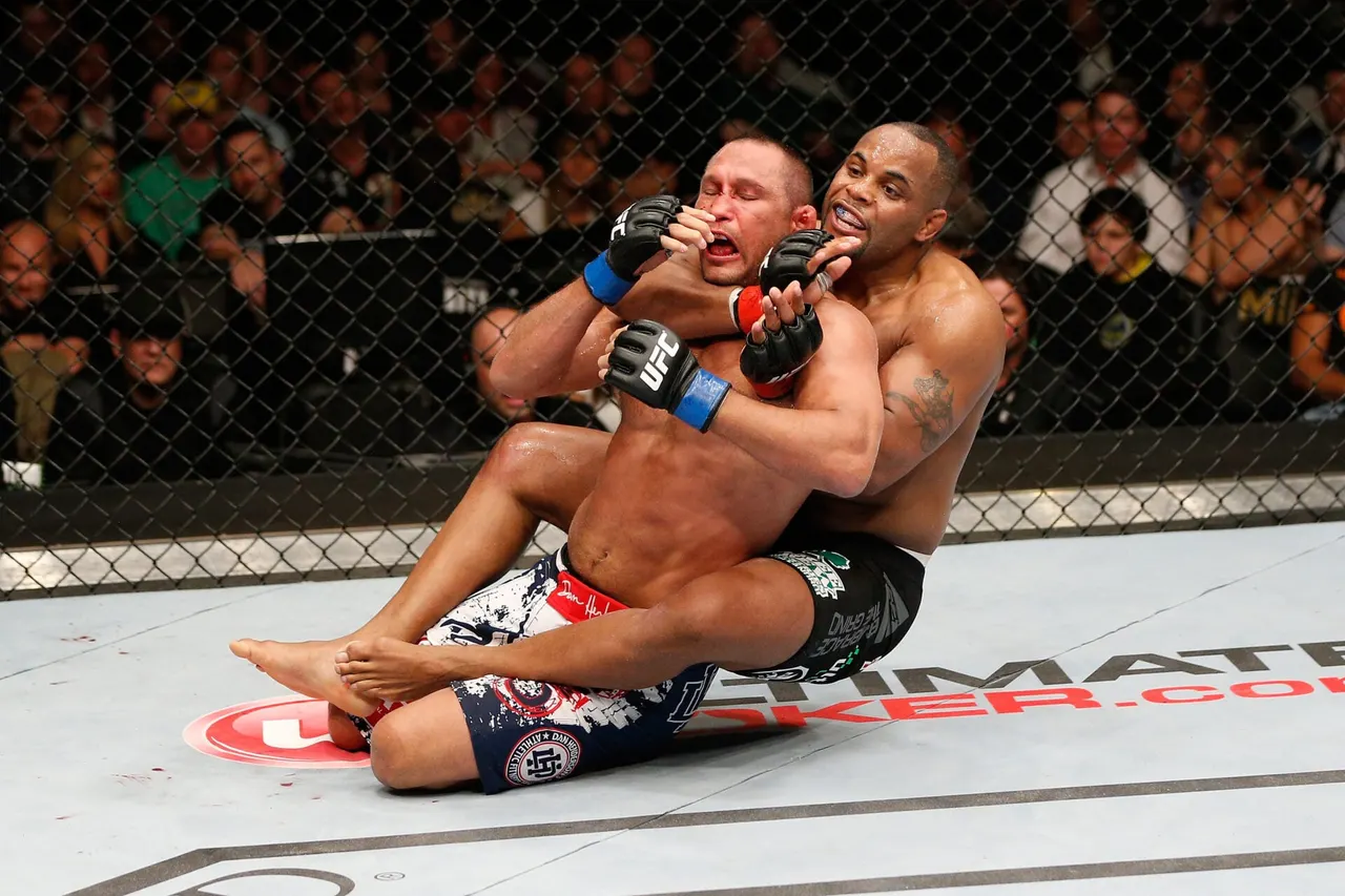 Фанаты зовут Кормье вернуться в UFC после нового видео с борьбой